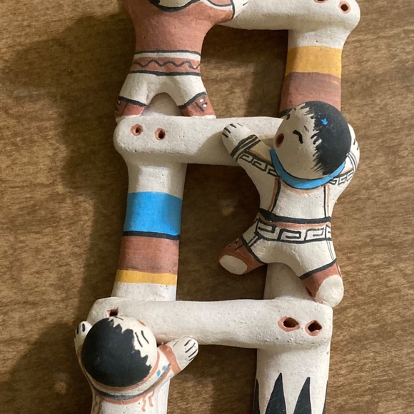 Signed storyteller Native American pottery piece - Picture 2 of 5